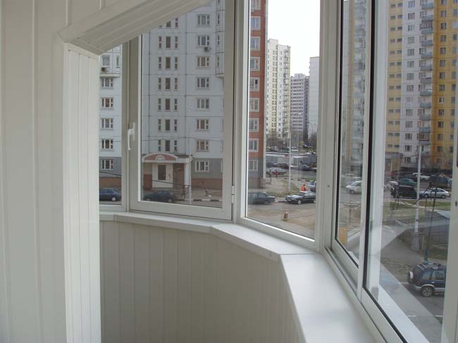 Закругленное радиусное остекление полукруглого балкона и лоджии Высоковск