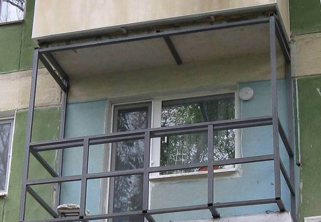 Альтернативное остекление балкона оргстеклом вместо стекла Высоковск