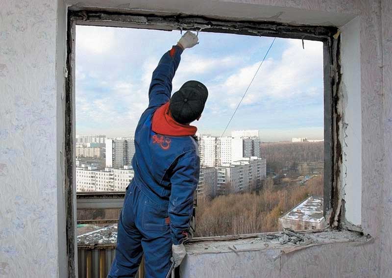 Демонтаж старого остекления балкона Высоковск